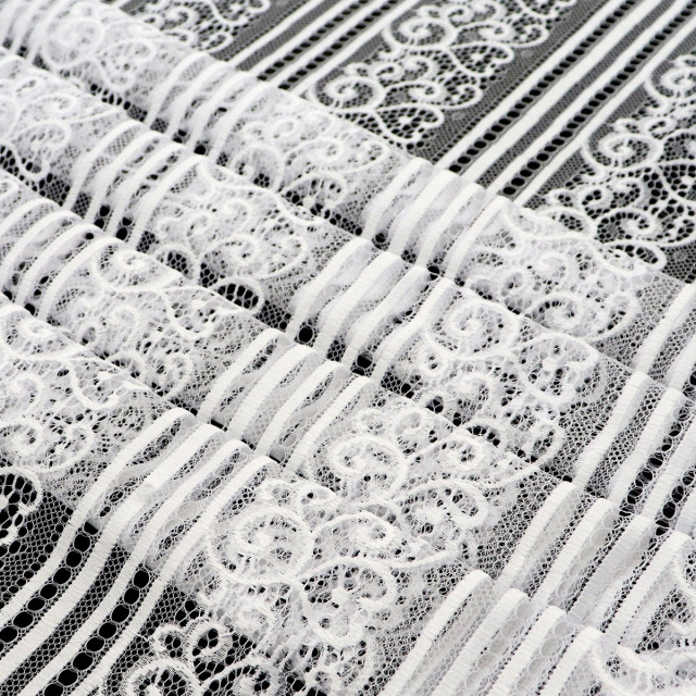 ผ้าลูกไม้(ริ้วไม้เลื้อย)