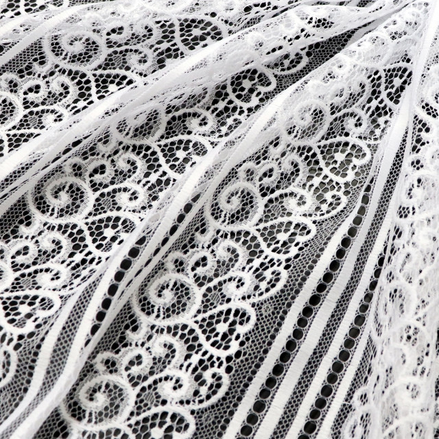 ผ้าลูกไม้(ริ้วไม้เลื้อย)