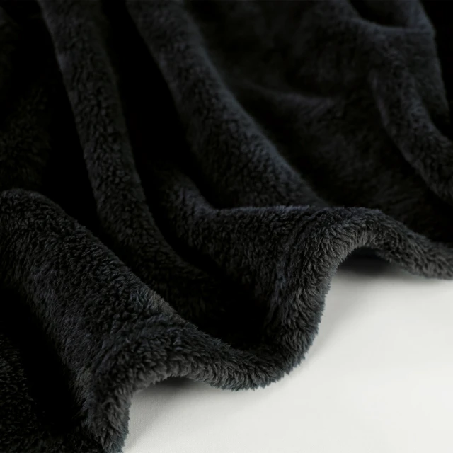 ผ้าห่มมีแขนสีดำ